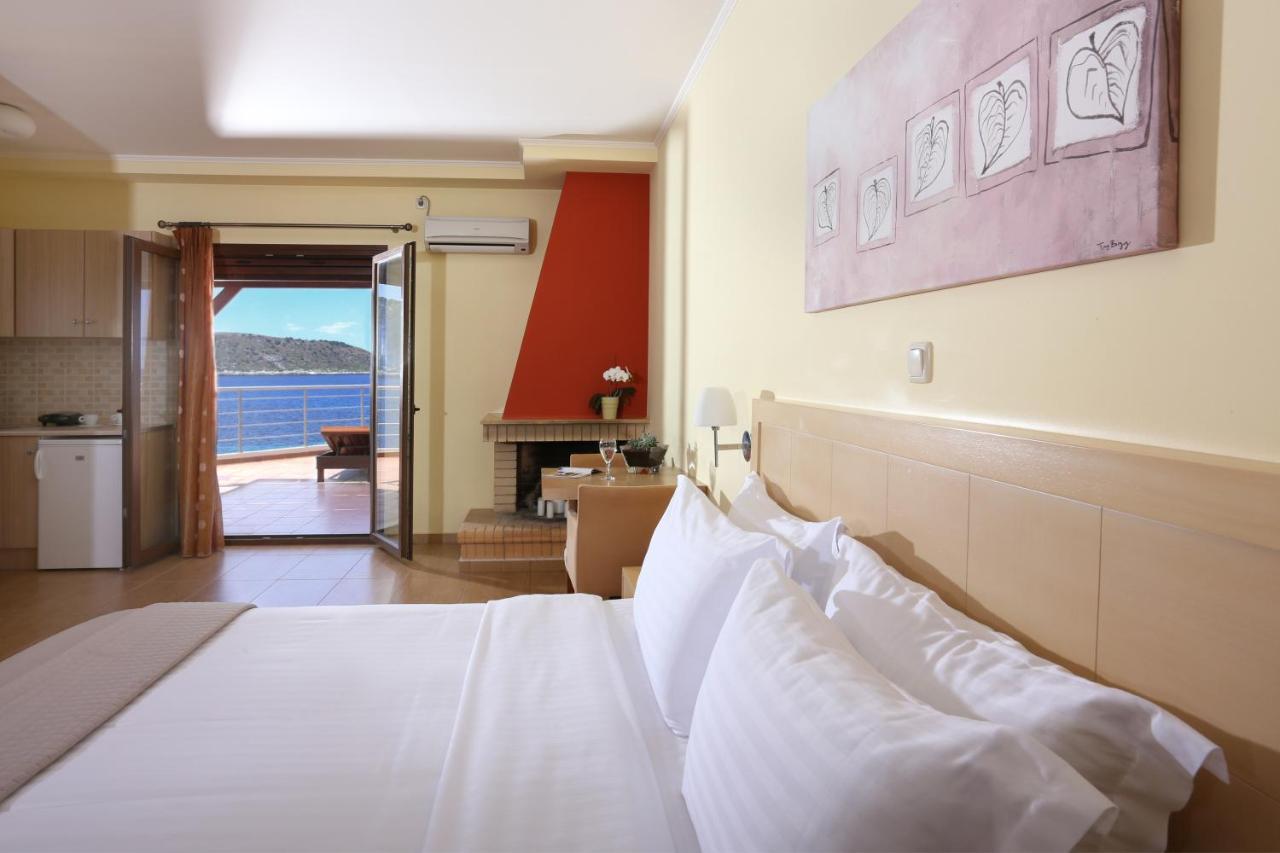 Faros Luxury Suites Marathopoli Bagian luar foto