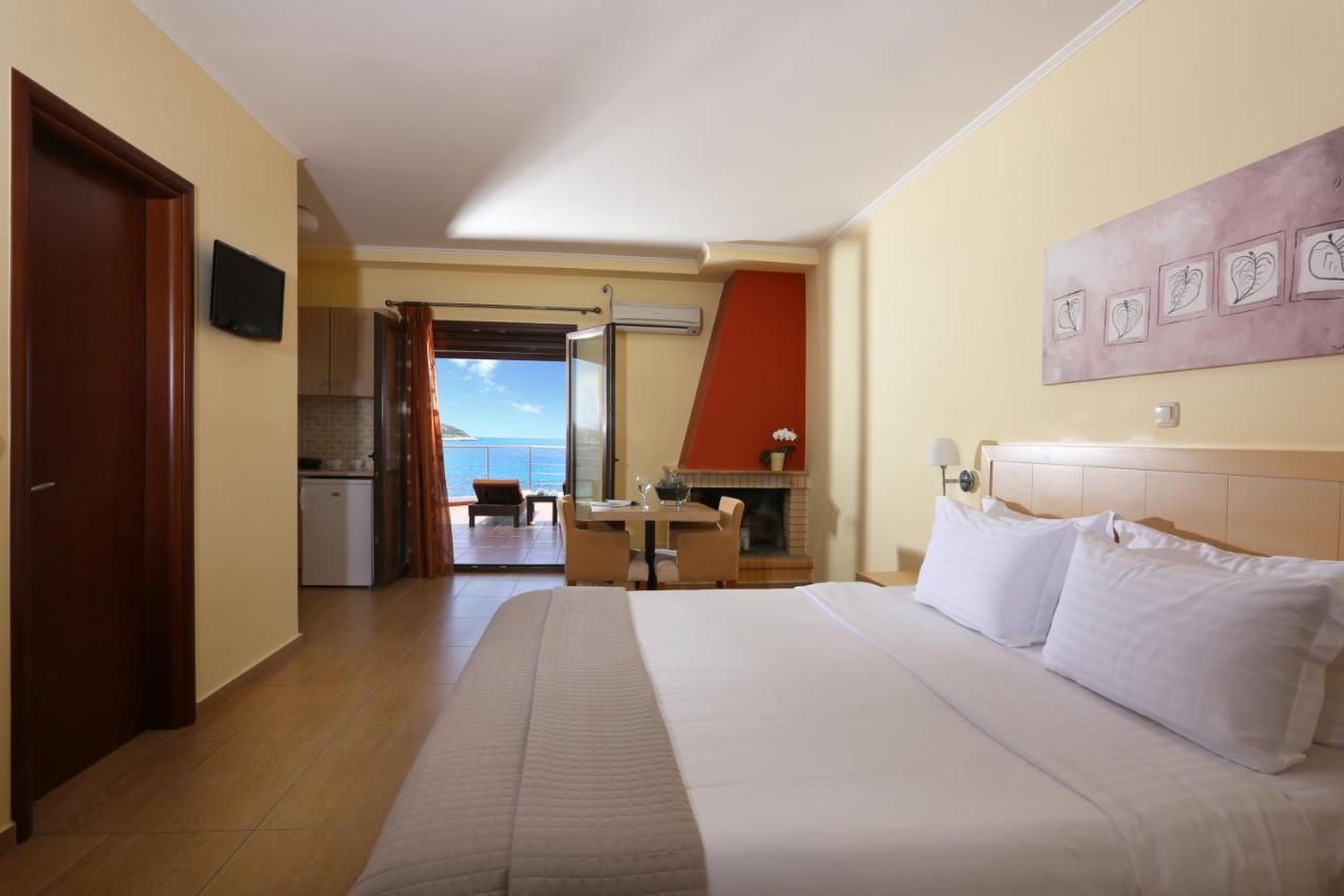 Faros Luxury Suites Marathopoli Bagian luar foto