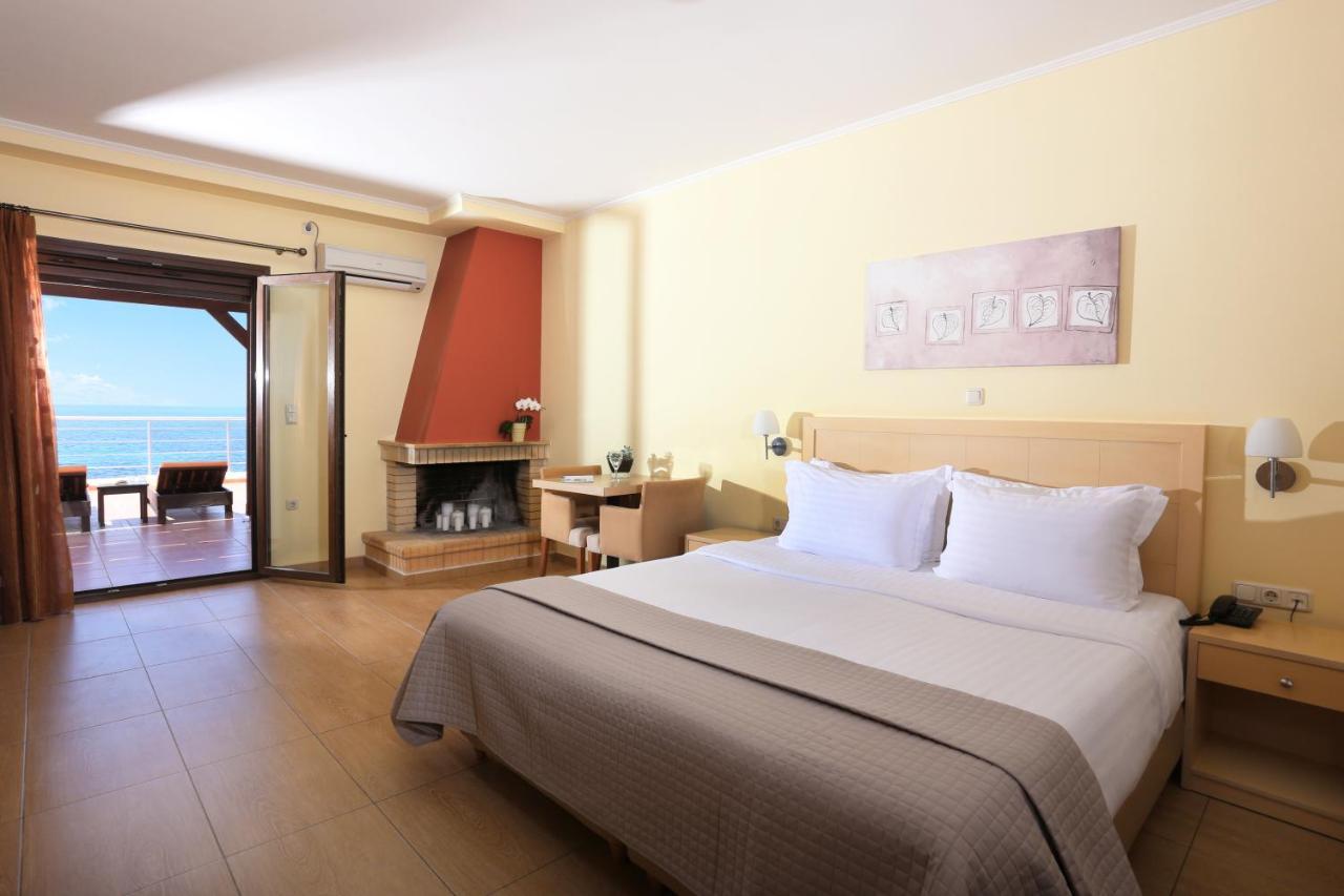 Faros Luxury Suites Marathopoli Bagian luar foto
