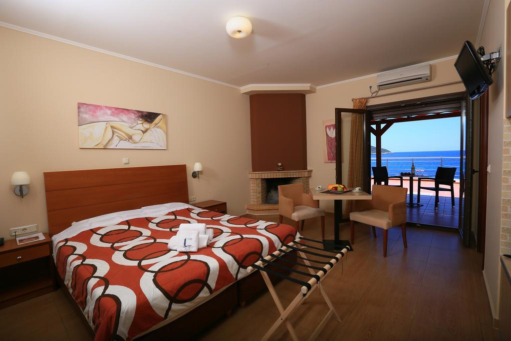 Faros Luxury Suites Marathopoli Bagian luar foto
