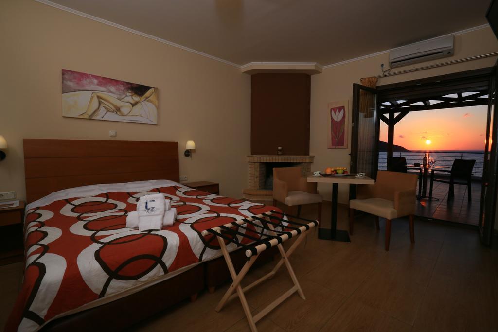Faros Luxury Suites Marathopoli Bagian luar foto