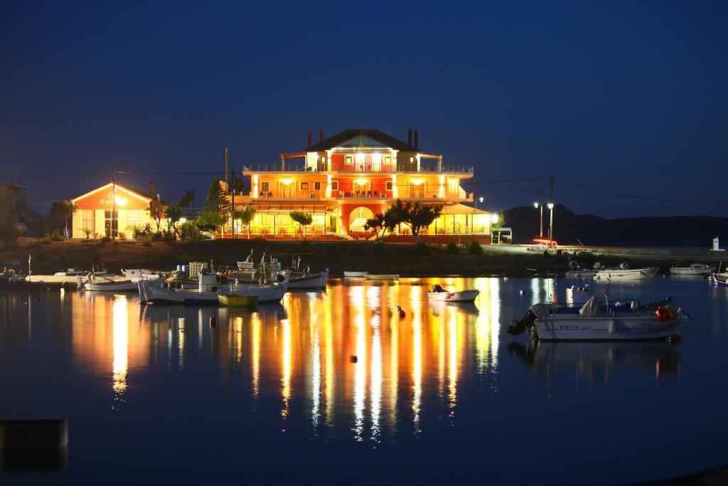 Faros Luxury Suites Marathopoli Bagian luar foto