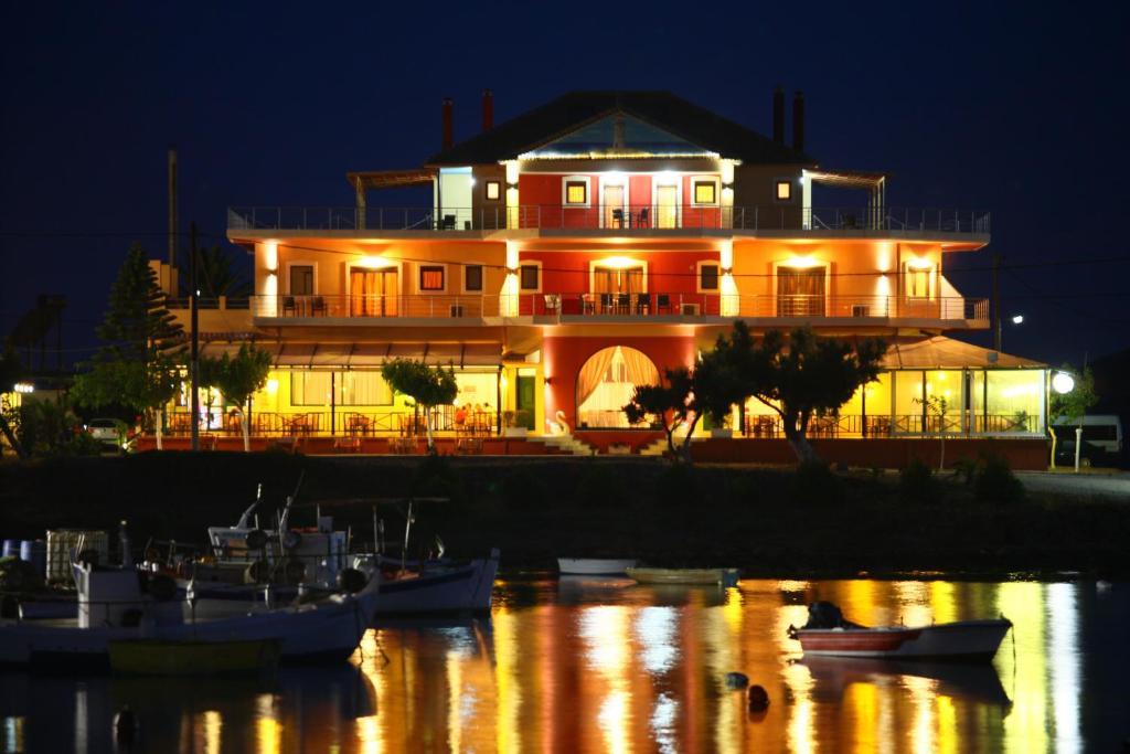 Faros Luxury Suites Marathopoli Bagian luar foto